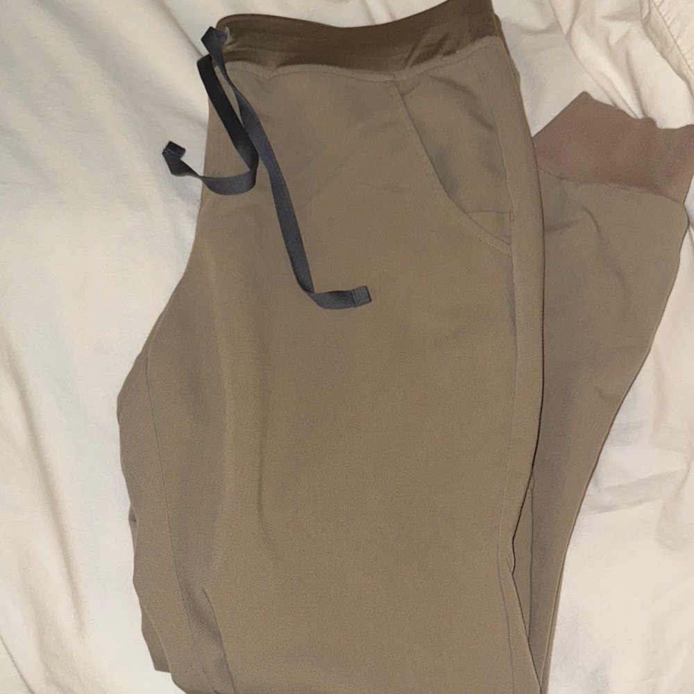 Figs caffe latte jogger scrubs